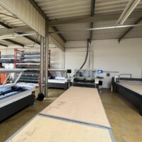 Werkplaats met laser- en freessnijmachines voor de productie van letters en platen