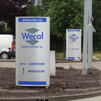 Bewegwijzeringszuilen 'Wecal Isolatie Techniek bv' met route-aanduiding op een bedrijfsterrein