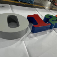 Onverlichte 3D doosletters in productie met egale lakafwerking in RAL-kleuren, close-up van maatwerk reclameletters